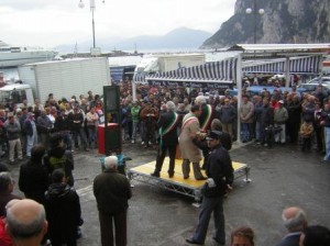 manifestazione-a-capri-13-aprile-06-010