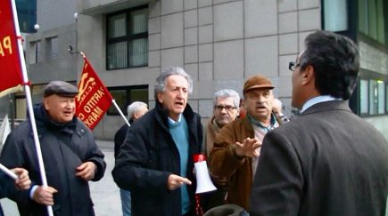 Da sinistra a destra Domenico Savio, Nicola Lamonica e Umberto Maltese sotto la sede della regione Campania a difendere la Caremar pubblica